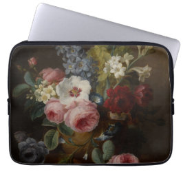 Blume in einer Vase auf einer Marmorkante Laptopschutzhülle