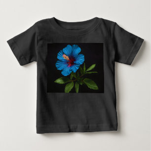 Blume mit blauem Hibiskus auf Schwarz, Baby T-shirt