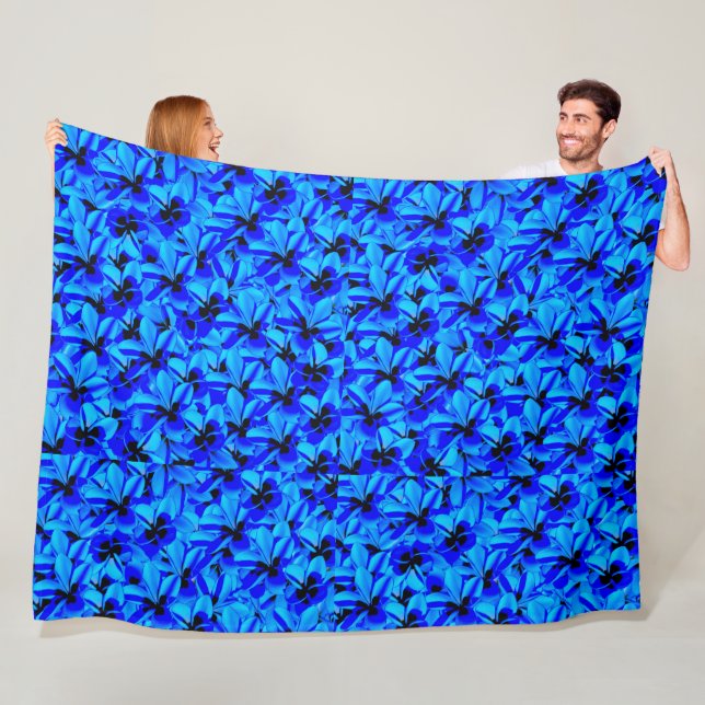 Blume mit blauer Zweitfarbe Frangipani, Fleecedecke (Beispiel)
