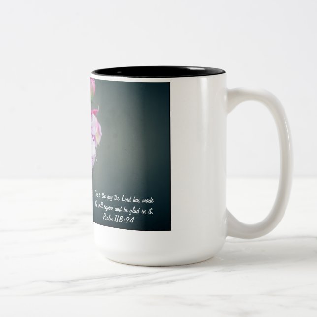 Blume mit der Bibel-Vers-Tasse Zweifarbige Tasse (Rechts)