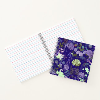 Blume mit eleganter und faszinierender Atmosphäre Notizbuch