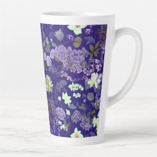 Blume mit eleganter und geheimnisvoller Atmosphäre Milchtasse