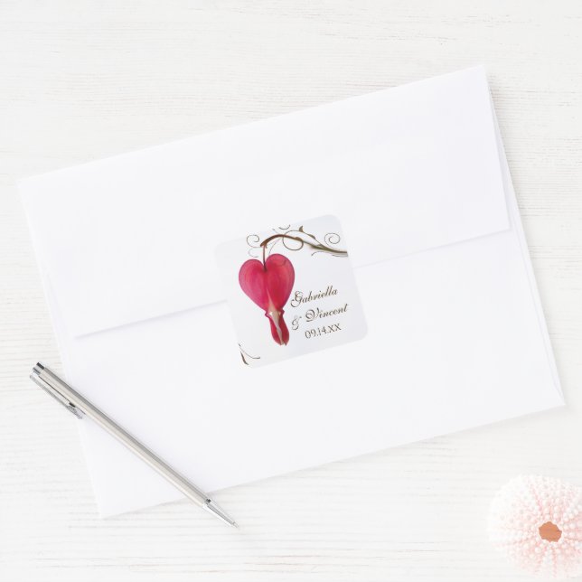 Blume mit roten Blutungen im Herzen Hochzeiten von Quadratischer Aufkleber (Umschlag)