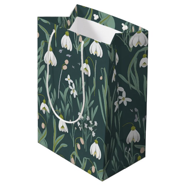 Blume mit weißem Schnee auf Grün Mittlere Geschenktüte (Rückseite Schrägansicht)
