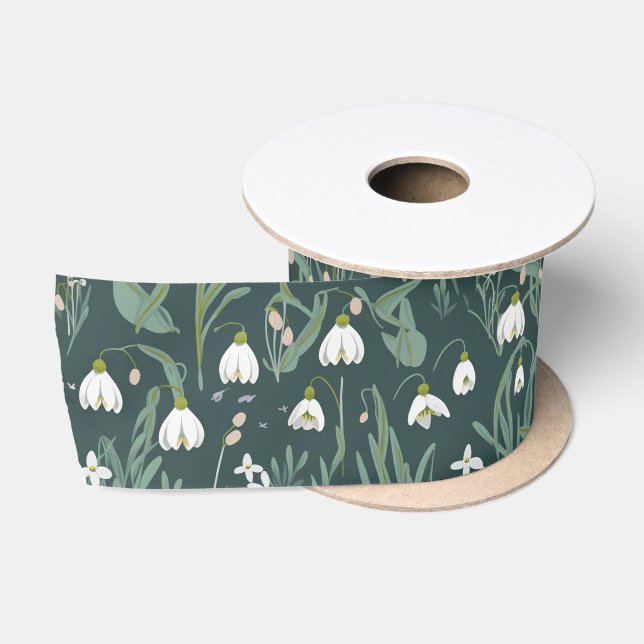 Blume mit weißem Schnee auf Grün Satinband (Spule)