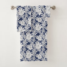 Blume mit weißer Hand auf blauem Blütendruck