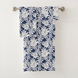 Blume mit weißer Hand auf blauem Blütendruck Badhandtuch Set