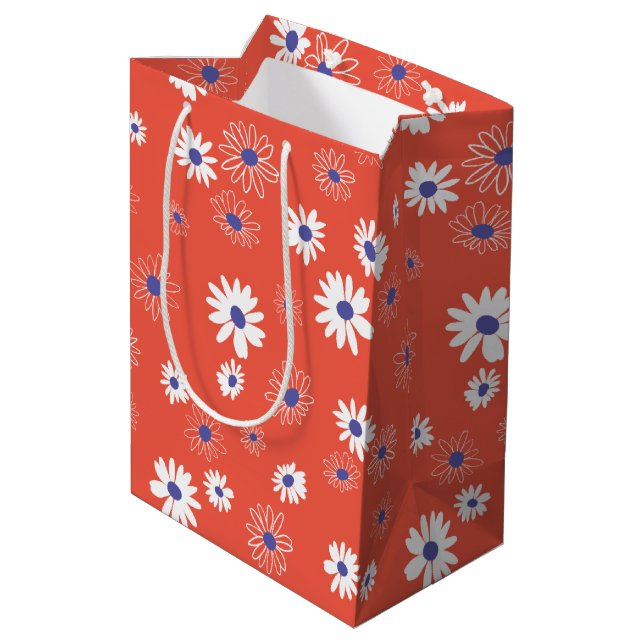 Blume mit weißer und blauer Daisy auf Rot Mittlere Geschenktüte (Rückseite Schrägansicht)