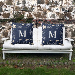 Blume-Rettro Kissen<br><div class="desc">Marineblau mit einem im Retro-Stil gehaltenen Blumenmuster in Weiß und Creme. Personalisieren und fügen Sie Ihren Monogramm-Buchstaben, initial.</div>