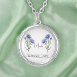 Blume September Aster Versilberte Kette<br><div class="desc">Geburtmonat Blume September Aster Halskette mit einer Abbildung einer aster Blume. Unter der Blume wird der Name in einem eleganten Script-Schriftart geschrieben. Unter dem Namen Staaten er "September - Aster", was darauf hinweist, dass der Geburtsmonat des Besitzers August ist und ihre Blume die Gladiolen ist. Es ist eine personalisierte Halskette,...</div>