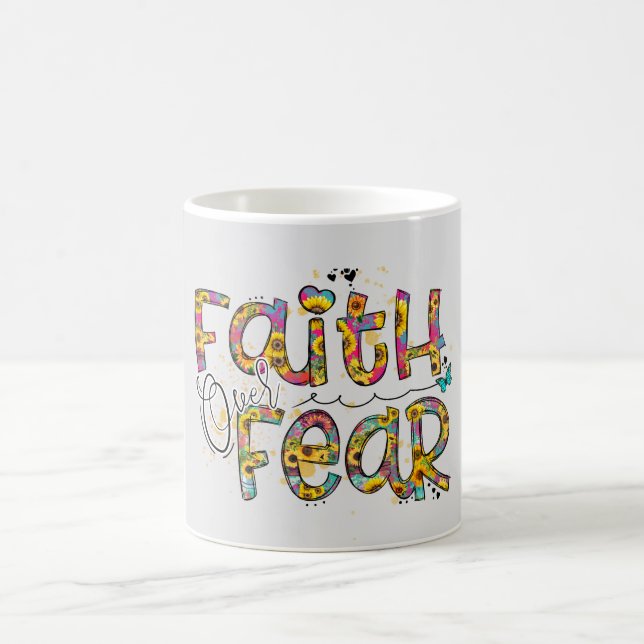 Blume über Angst Zitat im Hintergrund Kaffeetasse (Mittel)
