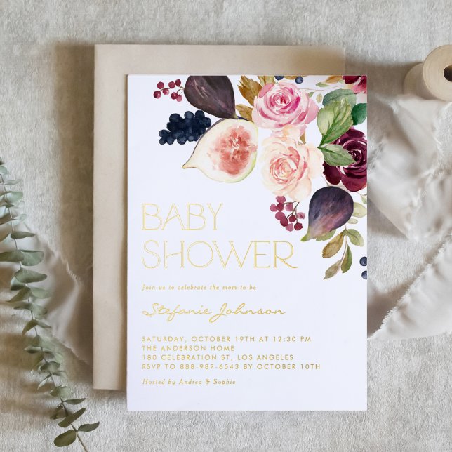 Blume und Figs Baby Dusche Folieneinladung (Watercolor baby shower gold foil invitation with watercolor figs, berries and burgundy flowers.)