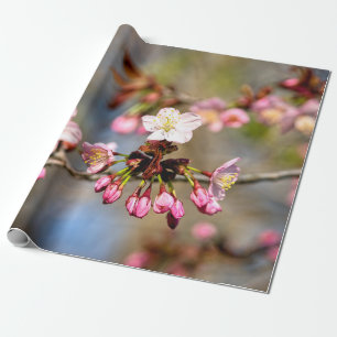 Blume und Lila Buden von Sunlit Geschenkpapier