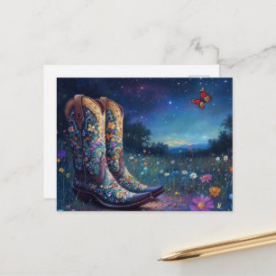 Blumen-Cowboystiefel auf der Wiese Postkarte