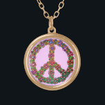 Blumen-Friedenszeichen-Symbol Vergoldete Kette<br><div class="desc">Ein retro Friedenszeichen/ein Friedenssymbol mit Krawattenfarben und hell farbigen Blumen über ihm. Ein bunter Entwurf für stolzen Hippies/Liebhaber des Weltfriedens.</div>