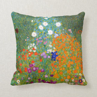 Blumen-Garten durch Vintages Blumen Gustav-Klimt Kissen