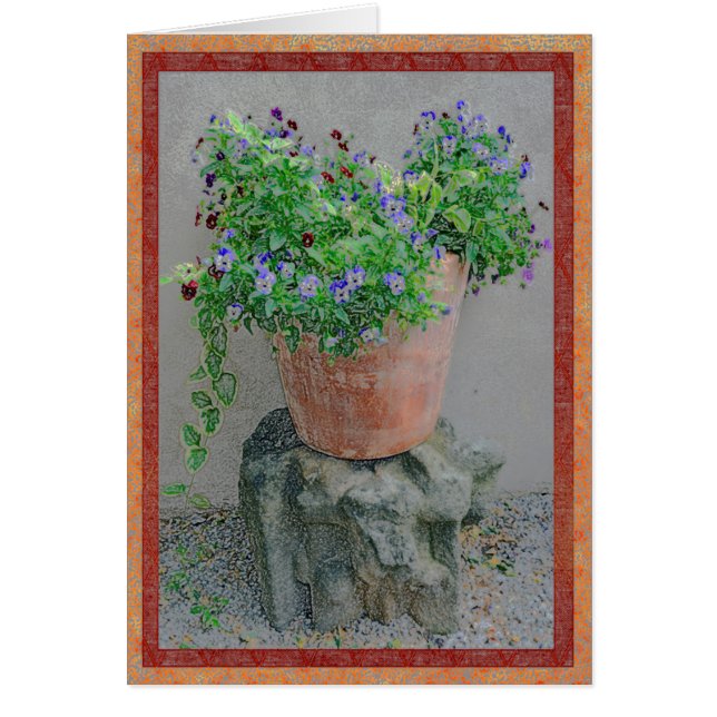 Blumen in einem Terrakottatopf auf Felsen (Vorne)