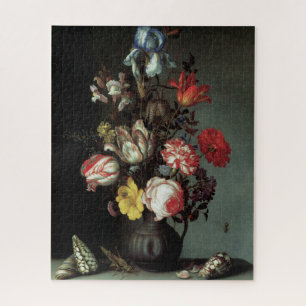 Blumen in einer Vase mit Muscheln und Insekten