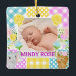 Blumen- & Karo-Fotorahmen Neugeborenes Baby Keramikornament<br><div class="desc">Dieses süße Baby-Ankündigungsdesign zeigt ein friedliches Foto eines Neugeborenen, das von einer weichen, pastellfarbenen floralen Karo-Collage umrahmt wird. Der Patchworkrahmen kombiniert Gingham, Polka-Dots und zarte Musterblöcke in Pink, Blau, Gelb und Lila, akzentuiert mit charmanten illustrierten Blumen und niedlichen Charakter-Motiven. Die Mischung der Texturen erzeugt ein sanftes, handgefertigtes Gefühl mit einer...</div>