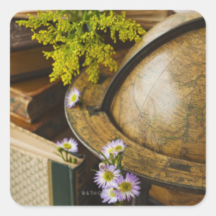 Blumen mit antiker Kugel und Büchern Quadratischer Aufkleber
