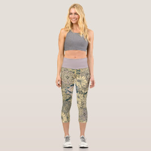 Blumen mit einem Hauch von Lila und Blau Capri Leggings