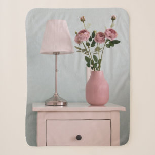 Blumen   Rosenstrahlen auf Nachtstand Sherpadecke