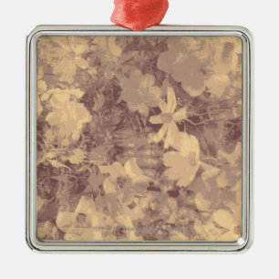 Blumen- und Blatttarnungsmuster auf Beige Silbernes Ornament