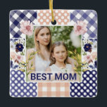 Blumen- und Karo-Fotorahmen Muttertag Keramikornament<br><div class="desc">Dieses Design „Best Mom“ zeigt ein warmes Mutter-Kind-Foto, das von einer weichen, pastellfarbenen floralen Karo-Collage gerahmt wird. Der Patchworkrahmen vereint Gingham-, Blumen- und zarte Musterblöcke in Pfirsich, Blau und Weiß und schafft so einen charmanten, handgefertigten Look. Illustrierte Blumen verleihen dem Design eine sanfte botanische Note und eine herzliche, aufmunternde Stimmung....</div>