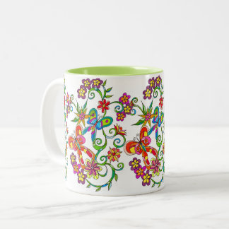 Blumen und Schmetterlings-Tasse durch Leslie Clair Zweifarbige Tasse