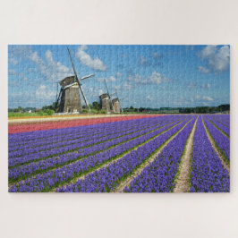 Blumen und Windmühlen in einer Frühlingslandschaft