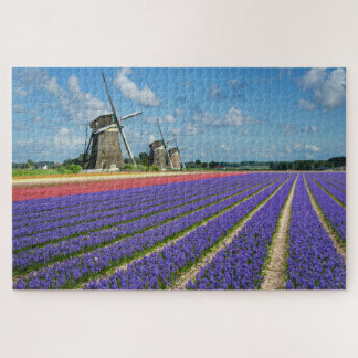 Blumen und Windmühlen in einer Frühlingslandschaft