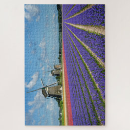 Blumen und Windmühlen in einer Frühlingslandschaft