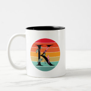 Blumenalphabet K Retro-Sonnenuntergang-Monogramm Zweifarbige Tasse