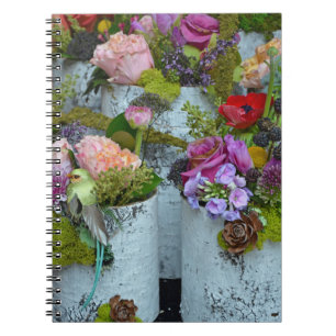Blumenarrangements im Frühling Notizblock