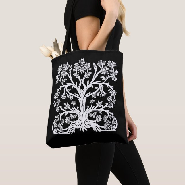 Blumenbaum in Weiß auf Schwarz Tasche (Von Nahem)
