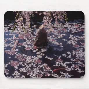 Blumenblätter, die auf Fischteich schwimmen Mousepad