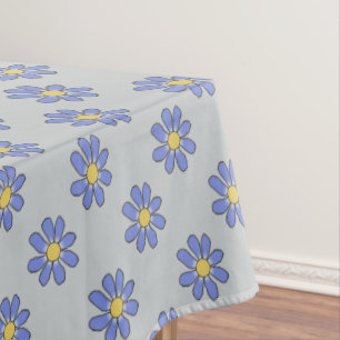 Blumenblau auf irgendeiner Farbe Tischdecke