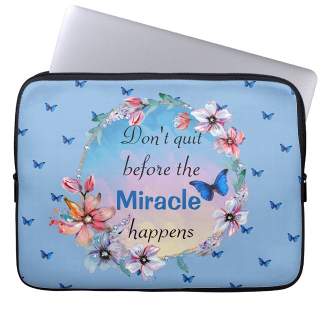 Blumenblauer Butterfly inspirierendes Zitat Laptopschutzhülle (Vorderseite)