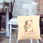 Blumenbrief E Pink und Ivory Bouquet Tragetasche<br><div class="desc">Personalisierte Tasche mit Ihrem Monogramm - Name und Original. Der Blumenbrief E ist in Rose rosa Glitzer gestaltet und mit einem rosa und Elfenbeinstrauß mit Aquarell-Blume und Grünpflanzen dekoriert. Die Vorlage ist für Sie Set, um Ihren Namen in staubigen rosa handgeschriebenen Skripten hinzuzufügen. Ein schönes und elegantes Geschenk für Frauen...</div>