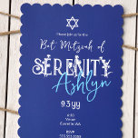 Blumenbriefe, Blaue Blume Bat Mitzvah Einladung<br><div class="desc">Vintage blaue Fledermausmitzvah Einladung hat schöne wilde Blume als Teil der Typografie. Bewegen Sie die Blume,  ändern Sie die Farbe und verkleinern Sie die Größe der Schrift. Ändern Sie einfach die Hintergrundfarbe auf dieser einfachen blauen Fledermausbeizvah-Einladung. Diese Mädels Geburtstagsgeschenk-Vorlage ist einfach für alle marineblauen oder königsblauen Geburtstagsfarben angepasst.</div>