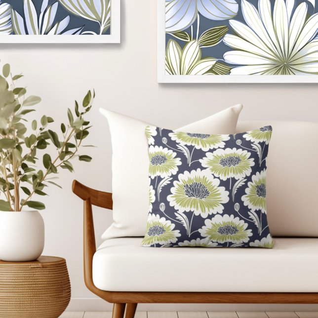 Blumendekoration Kissen (Complete your elegant retro look with an exclusive Wild on Flowers Throw PIllow.)