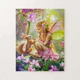Blumenfee und spielendes Eichhörnchen