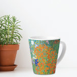 Blumengarten Landschaft Gustav Klimt Milchtasse<br><div class="desc">Eine Tasse mit der Landschaftsmalerei des österreichischen Künstlers Gustav Klimt,  Blumengarten oder Bauerngarten (1907). Ein wunderschöner blühender Garten mit Blume in Orange und lila,  einschließlich Aster und Petunien.</div>