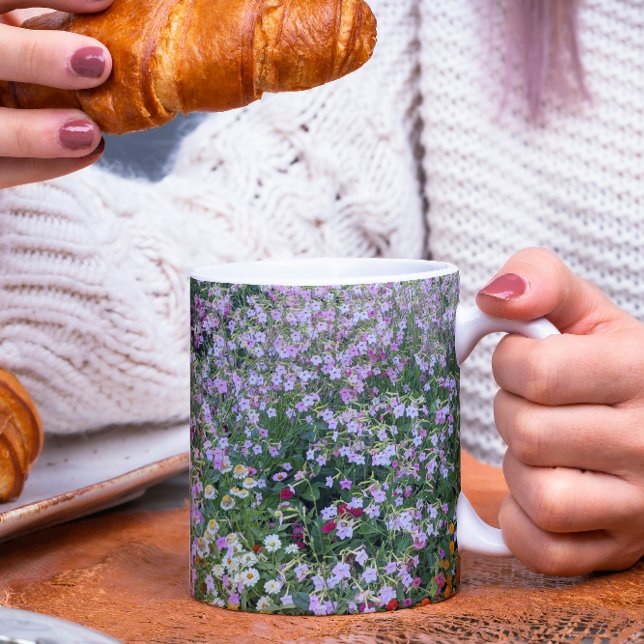 Blumengarten mit farbenfrohen Farben Kaffeetasse (In Situ Food)