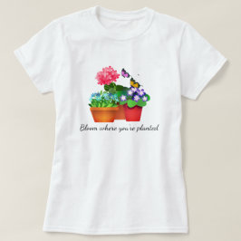 Blumengarten mit Schmetterling T - Shirt der Frau