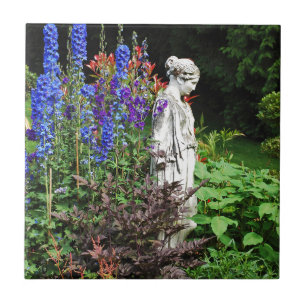 Blumengarten und Statue des Blauen Delphinums Fliese