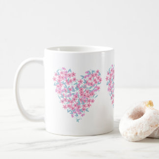 Blumenherz, rosa und blaue Blumen auf Herzform Kaffeetasse