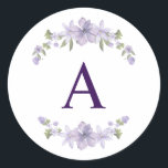 Blumeninitial-Aufkleber | Personalisiertes Monogra Runder Aufkleber<br><div class="desc">Fügen Sie Ihren Hochzeitsdetails mit diesem personalisierten floralen Anfangsbuchstaben-Aufkleber eine weiche,  elegante Note hinzu. Mit einem zarten lila-blumigen Design und einem maßgeschneiderten Monogrammbuchstaben ist dieser Aufkleber perfekt für Brautjungfern-Geschenkboxen,  Hochzeitsgeschenke und Geschenke für die Brautparty.</div>