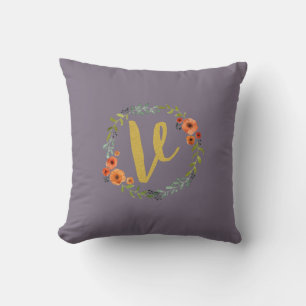Blumenkranz Gold Monogramm Initiale V Kissen