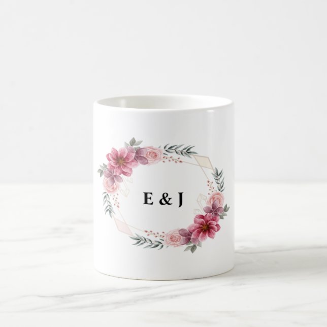Blumenkranz mit Bride & Groom Initialen innen Kaffeetasse (Mittel)
